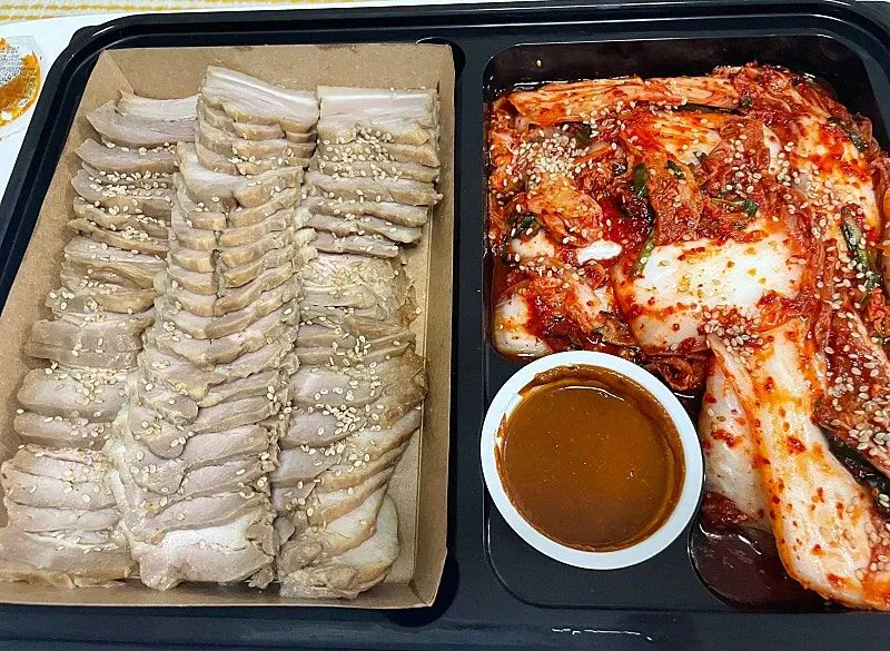 가성비 괜찮다는 트레이더스 삼겹보쌈 세트 ㄷㄷ