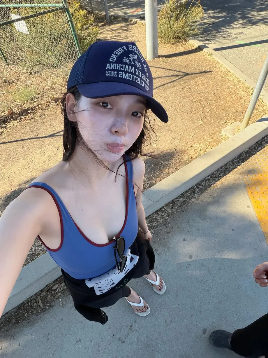 서핑 즐기는 카리나